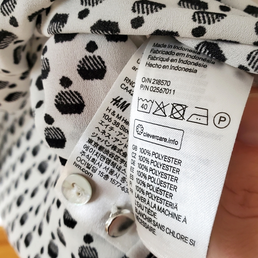 H&M Short Sleeved Button Up White & Black Retro Patterned Flowy Blouse (Size 2) - Picture 6 of 9